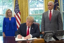 Ông Trump nhượng bộ dư luận, chấm dứt chia cắt gia đình ở biên giới