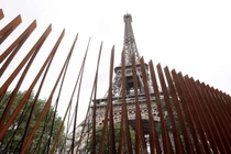 Pháp "mặc giáp chống đạn" cho Tháp Eiffel 