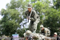 Đặc công bộ trình diễn khẩu lôi công, song nhãn đả ngân thương