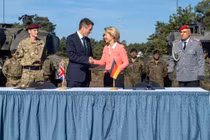 Anh-Đức ký thỏa thuận hợp tác quân sự, cam kết bảo vệ châu Âu