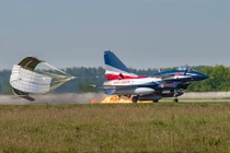 Tiêm kích Trung Quốc bất ngờ bốc cháy khi hạ cánh xuống đất Nga