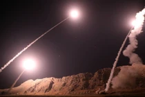 Iran bất ngờ trút "mưa" tên lửa đạn đạo xuống Syria