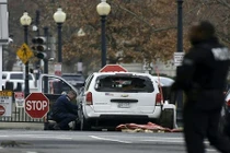 Lao xe vào Nhà Trắng, một người phụ nữ bị bắt