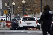 Lao xe vào Nhà Trắng, một người phụ nữ bị bắt