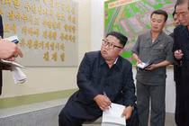 Nhà lãnh đạo Triều Tiên lấm lem vì lăn lộn “vi hành” các nhà máy