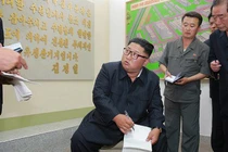 Nhà lãnh đạo Triều Tiên lấm lem vì lăn lộn “vi hành” các nhà máy