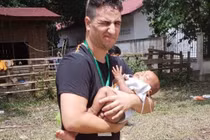 Em bé sống sót thần kỳ sau vụ vỡ đập thủy điện tại Lào