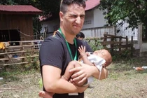 Em bé sống sót thần kỳ sau vụ vỡ đập thủy điện tại Lào