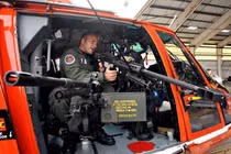 Bắn tỉa từ trực thăng - kỹ năng có một không hai của Tuần duyên Mỹ