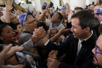 Tổng thống tự xưng Venezuela mật đàm với quân đội