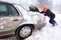 Bão tuyết dồn dập bờ Đông nước Mỹ "hóa đá"