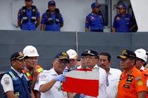 Indonesia tìm thấy hộp đen máy bay rơi, bí ẩn sắp được giải mã