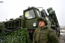 Cận cảnh dàn tên lửa S-400 Nga chĩa thẳng về phía Triều Tiên