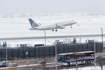 Bão tuyết Mỹ làm hơn 1.240 chuyến bay bị hủy, du khách mắc kẹt