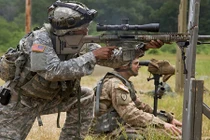 Cận cảnh lính Vệ binh Quốc gia Mỹ luyện kỹ năng bắn tỉa