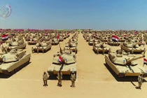 Choáng ngợp dàn vũ khí Ai Cập phơi mình giữa sa mạc