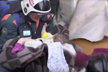 Sập chung cư tại Nga: Bé trai sống sót kỳ diệu sau 35 giờ bị vùi lấp