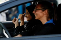 Lạ lẫm hình ảnh phụ nữ lái xe ở Ả Rập Xê Út