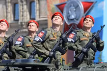 Mỹ-Trung đã chi tiêu bao nhiêu cho quốc phòng trong năm 2018?