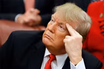 Tổng thống Trump có thoát nổi tình cảnh "tứ bề thọ địch"?