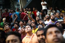 Cháy cao ốc ở Bangladesh, nhiều người liều mình nhảy xuống đất