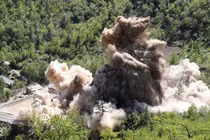 Khoảnh khắc Triều Tiên cho nổ tung bãi thử hạt nhân Punggye-ri