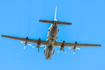 Mảnh vỡ máy bay và thi thể tổ bay IL-20 đang được đưa lên tàu Nga