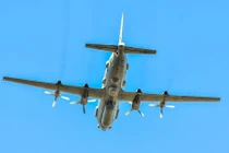 Mảnh vỡ máy bay và thi thể tổ bay IL-20 đang được đưa lên tàu Nga