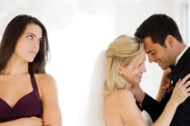 Chồng vay tiền nuôi bồ rồi về yêu cầu vợ bán nhà... trả nợ