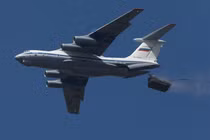 Thót tim cảnh xe bọc thép Nga lao ra khỏi máy bay