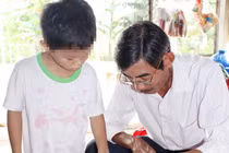 Học sinh lớp 2 trường đạt chuẩn quốc gia không đọc được chữ