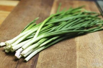 Mách mẹ cách bảo quản hành lá trong tủ lạnh luôn xanh, tươi