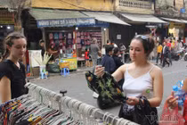 Khách Tây háo hức 'săn' hàng đống trên vỉa hè phố cổ ngày Tết 