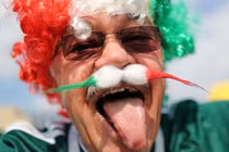 Trang phục “cực độc và dị” của cổ động viên ở World Cup