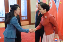 Bà Ri Sol-ju yêu kiều tháp tùng lãnh đạo Triều Tiên thăm Trung Quốc