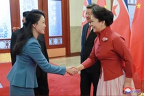 Bà Ri Sol-ju yêu kiều tháp tùng lãnh đạo Triều Tiên thăm Trung Quốc