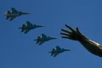 Nga duyệt binh hoành tráng nhưng thiếu bóng không quân