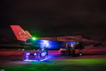 F-35B đẹp “ma mị” trên tàu sân bay trong đêm tối