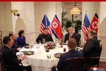 Bộ ảnh độc đáo từ phía Triều Tiên về buổi ăn tối của Trump - Kim