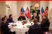 Bộ ảnh độc đáo từ phía Triều Tiên về buổi ăn tối của Trump - Kim