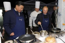 Tổng thống Putin mang tạp dề làm bánh kếp mời Ông Tập Cận Bình