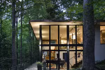 Ngôi nhà trong rừng lạnh đến tê người nhờ thiết kế tường kính