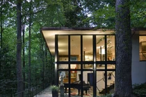 Ngôi nhà trong rừng lạnh đến tê người nhờ thiết kế tường kính