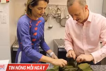Video: Xem Đại sứ Anh bóc bánh chưng siêu điệu nghệ