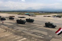 Giữa chiến sự nóng bỏng, Nga vẫn duyệt binh tại Syria 