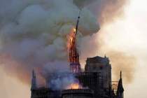 Tháp chuông Nhà thờ Đức bà Paris sụp đổ trong biển lửa