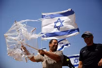 Người Palestine tung diều lửa đối đầu máy bay không người lái Israel