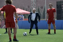 Video: Tổng thống Putin phô diễn kỹ năng chơi bóng trên Quảng trường Đỏ