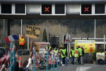 Người biểu tình "áo vàng" đốt trạm thu phí trên cao tốc ở Pháp