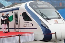 Tàu cao tốc Ấn Độ đâm phải bò hỏng ngay chuyến đầu tiên
